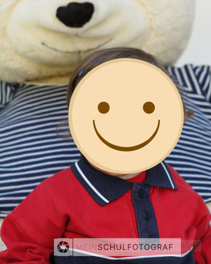 Lächelndes Kind während der Kindergartenfotografie