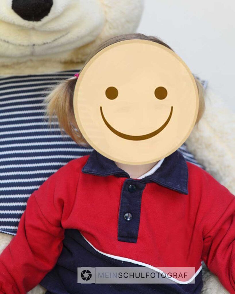 Mädchen mit Teddy im Hintergrund für Kita-Fotografie