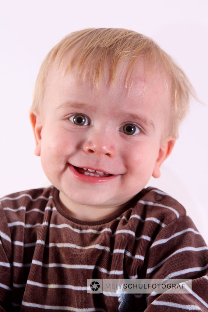 Lächelnder Junge während den Kita-Fotos