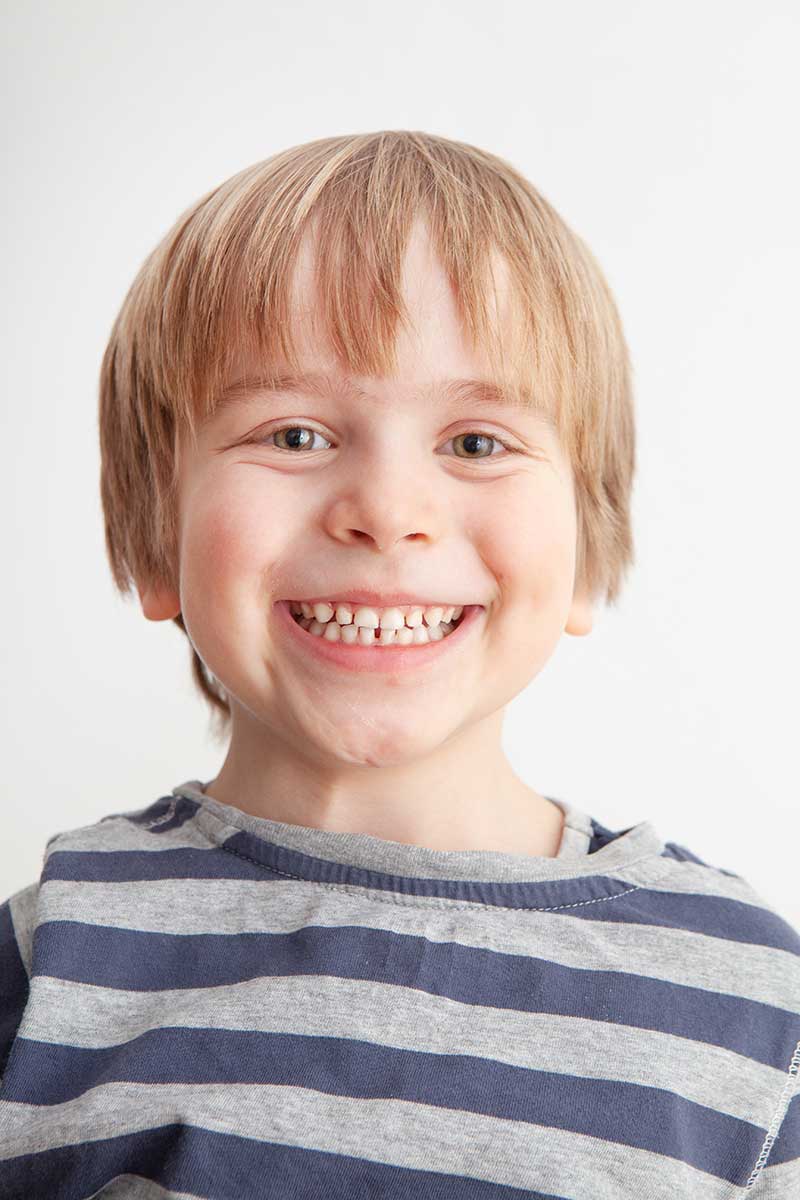 Fotograf für Grundschulen, fröhlich lachendes Kind