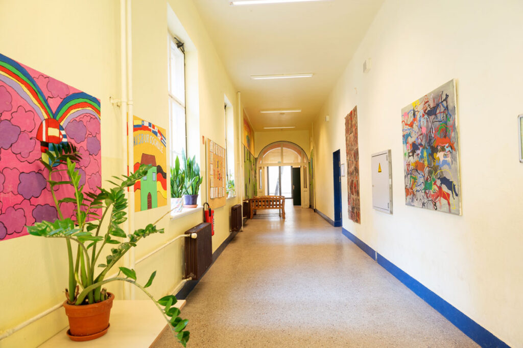 Professionelle Fotos von Klassenräumen, Turnsälen, Lernlandschaften und Schulgebäuden für Website, Presse und Öffentlichkeitsarbeit.