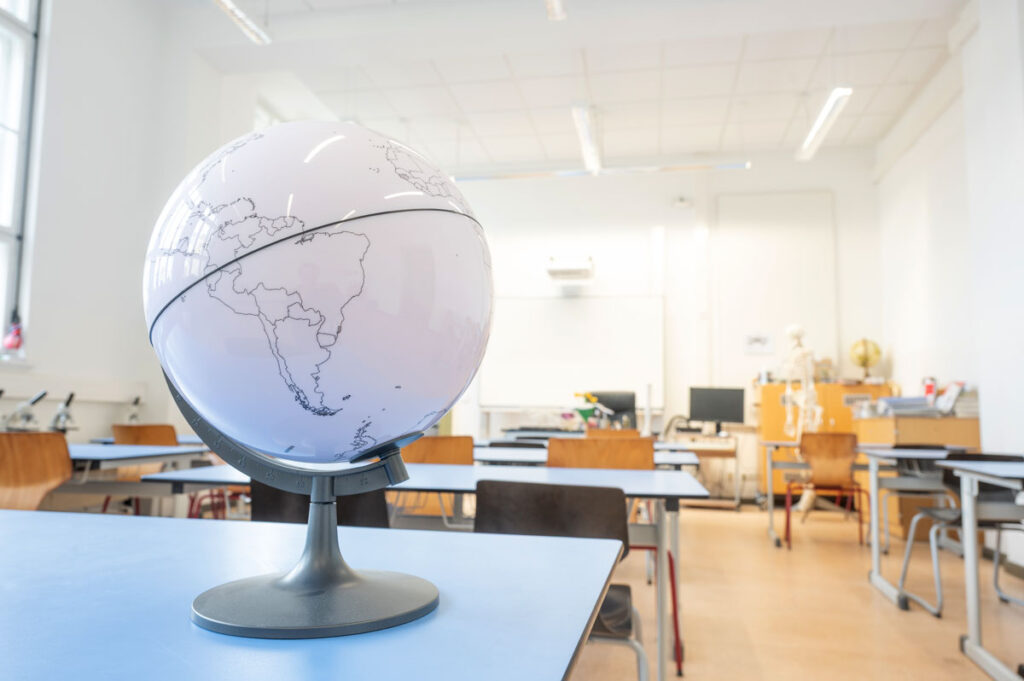 Innenraumfotografie von Lernräumen wie Klassen oder Aulas